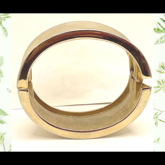 Vintage gold tone wide concave hinged clamper bracelet - Picture 4 of 4